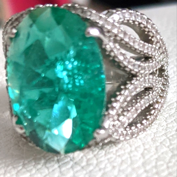 Green Ring size 9 - Picture 2 of 2